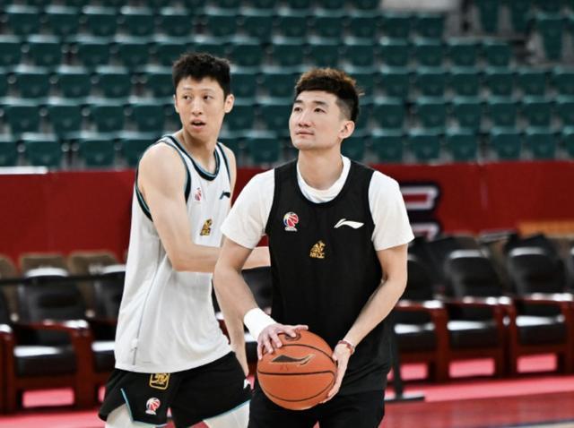 九游-背水一战迎来复出？孙铭徽现身浙江广厦G2赛前踩场训练